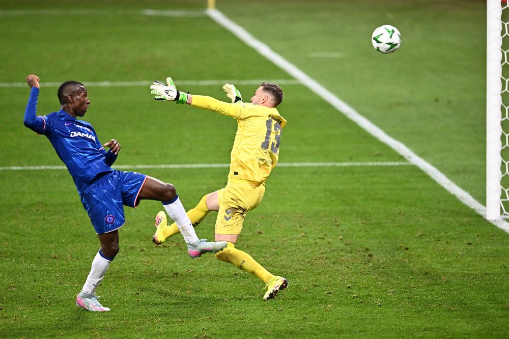 世体：安东尼脚踝伤势有所缓解，应该可以顺利出战巴萨